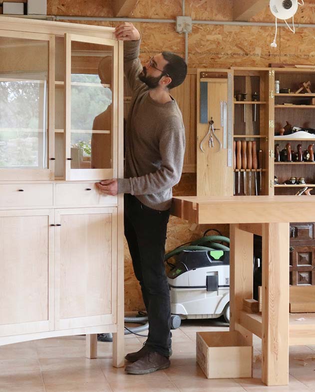 Ebanista artesano construyendo un armario de madera maciza
